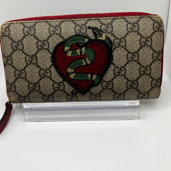 GUC Gucci GG Supreme Limited Edition Heart/Snake Long Zip Wallet - Picture 1 of 9